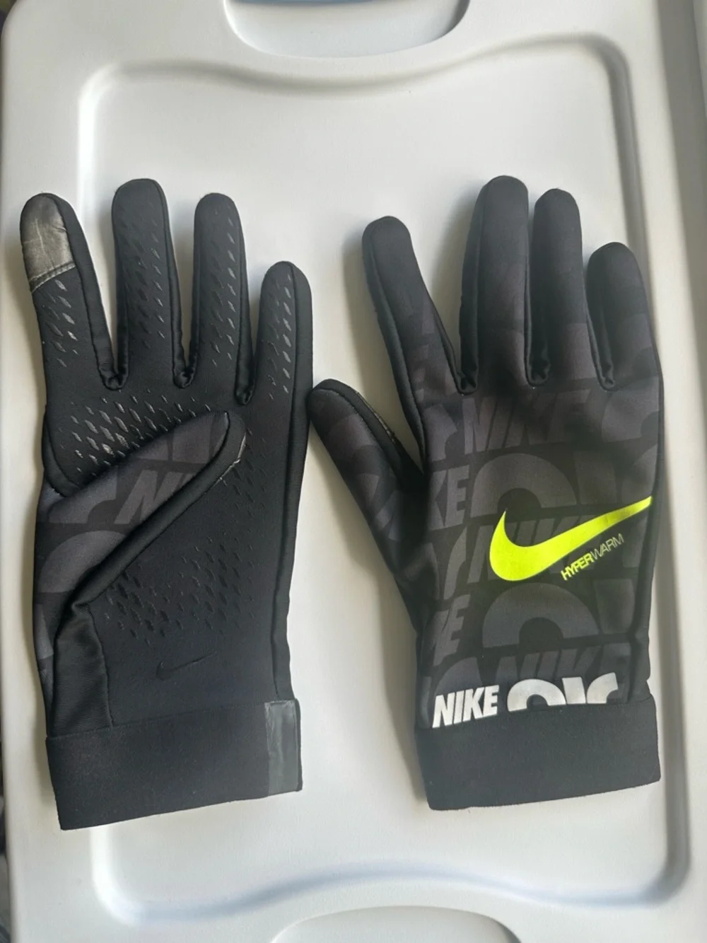 Nike HyperWarm Gloves Boys Size S (8–10) Black Thermal Sports Running